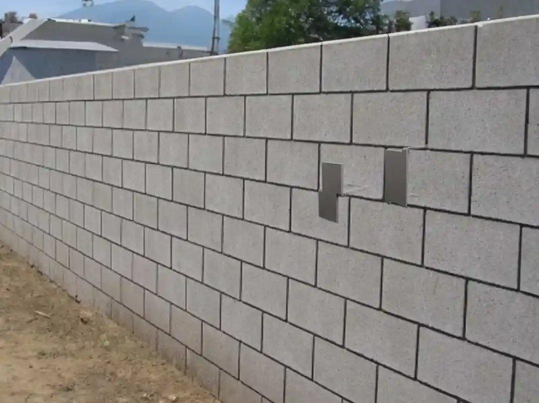 Masonary wall with plates